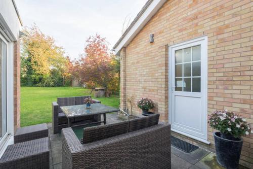 Kert, The Holly Tree in Red Cross Kert, The Holly Tree in Red Cross