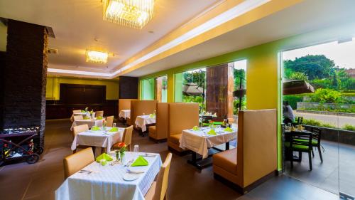 מסעדה, Best Western Premier Garden Hotel Entebbe in אנטבה מסעדה, Best Western Premier Garden Hotel Entebbe in אנטבה