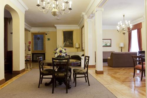 Közös társalgó / TV, Hotel Mediodia near Centro de Arte Reina Sofía Nemzeti Múzeum Közös társalgó / TV, Hotel Mediodia near Centro de Arte Reina Sofía Nemzeti Múzeum