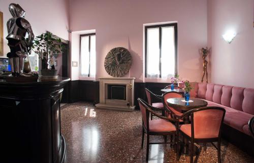 Lobby, Hotel Al Castello in Bassano Del Grappa Lobby, Hotel Al Castello in Bassano Del Grappa