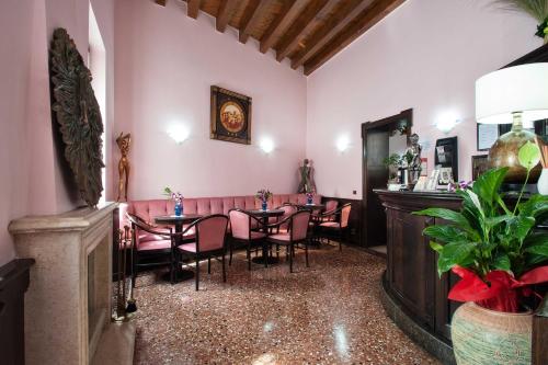Lobby, Hotel Al Castello in Bassano Del Grappa Lobby, Hotel Al Castello in Bassano Del Grappa