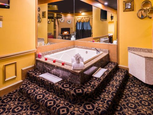 Ванна кімната, Inn of The Dove Romantic Luxury & Business Suites in Бенсалем (Пенсильванія) Ванна кімната, Inn of The Dove Romantic Luxury & Business Suites in Бенсалем (Пенсильванія)