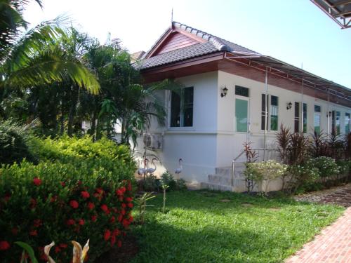 Entrance, Nuch's Apple Guest House in Nong Bua Lam Phu Entrance, Nuch's Apple Guest House in Nong Bua Lam Phu