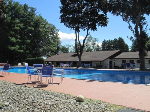 Swimming pool, Olympian Resort Motel in Diamond Point (NY) Swimming pool, Olympian Resort Motel in Diamond Point (NY)