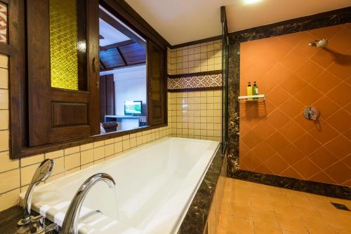 Bathroom, Nak Nakara Hotel in Chiang Rai Bathroom, Nak Nakara Hotel in Chiang Rai