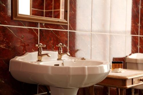 Bathroom, Columba Hotel in Oban Bathroom, Columba Hotel in Oban