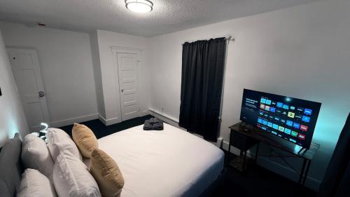 Bachi - Cozy 3BR Apt with Parking, Desk & Fast WiFi near Yale, Quinnipiac, SCSU & Hospitals in 哈姆登 Bachi - Cozy 3BR Apt with Parking, Desk & Fast WiFi near Yale, Quinnipiac, SCSU & Hospitals in 哈姆登