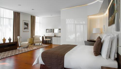 Балкон/тераса, Radisson Blu Hotel & Convention Centre Kigali in Кигали Балкон/тераса, Radisson Blu Hotel & Convention Centre Kigali in Кигали