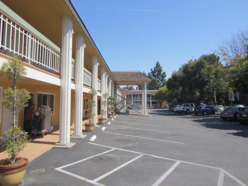 Caravelle Inn & Suites