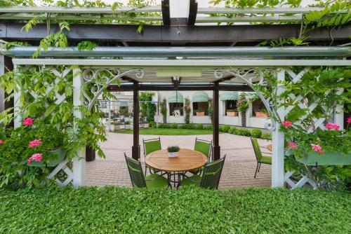 grădină, Hotel Sonnenhof in Suceava grădină, Hotel Sonnenhof in Suceava