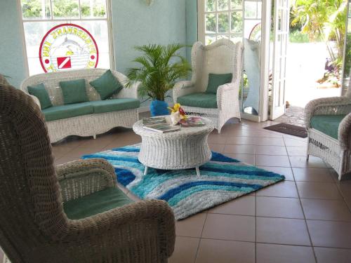 Fisherman's Inn Hotel on the Luminous Lagoon in ฟอลเมาท์ Fisherman's Inn Hotel on the Luminous Lagoon in ฟอลเมาท์