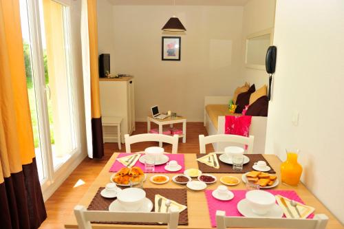 Food and beverages, Residence Goelia Les Portes d'Honfleur in Beuzeville Food and beverages, Residence Goelia Les Portes d'Honfleur in Beuzeville