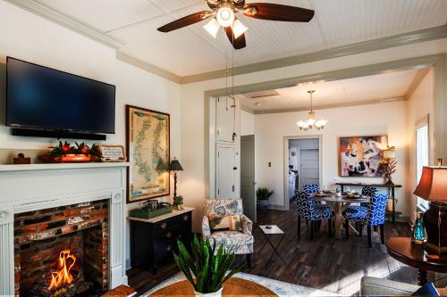 Creole Cottage - 2 Bed, 1 Bath, Pet Friendly with Fee, Walk to Downtown, Grill, Washer & Dryer in 市中心 Creole Cottage - 2 Bed, 1 Bath, Pet Friendly with Fee, Walk to Downtown, Grill, Washer & Dryer in 市中心