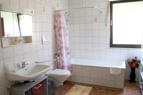 Bathroom, Apartment Bergblick Bischberg bei Bamberg in Bischberg Bathroom, Apartment Bergblick Bischberg bei Bamberg in Bischberg