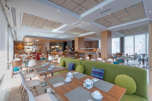 Restaurant, Hotel Madrid Chamartín Affiliated by Meliá in Chamartín Restaurant, Hotel Madrid Chamartín Affiliated by Meliá in Chamartín