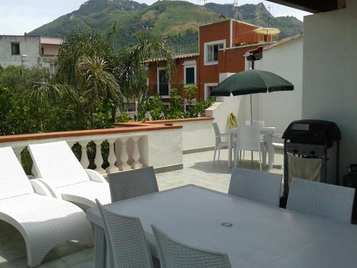 شرفة/ تراس, Pitosforo - Ulivo - Cocco in Chiaia شرفة/ تراس, Pitosforo - Ulivo - Cocco in Chiaia