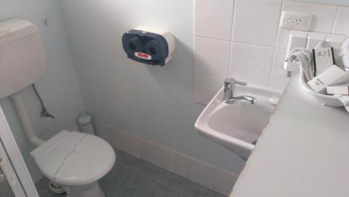 Bathroom, Oval Motel - Murray Bridge in Murray Bridge Bathroom, Oval Motel - Murray Bridge in Murray Bridge