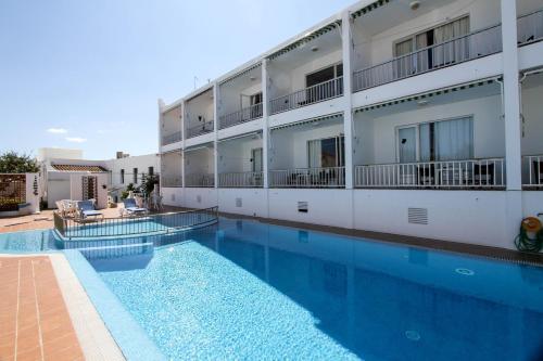 Swimming pool, Hostal S'Algaret in Menorca Swimming pool, Hostal S'Algaret in Menorca