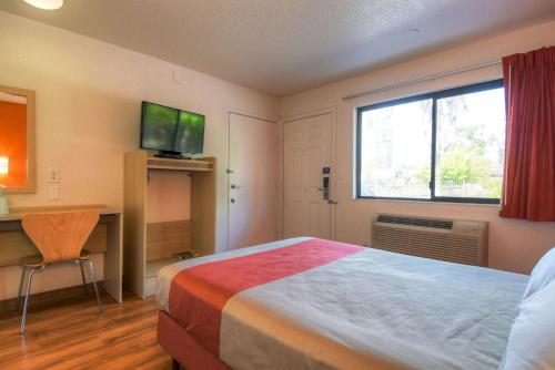 Guestroom, Motel 6-San Ysidro, CA - San Diego - Border in San Ysidro Guestroom, Motel 6-San Ysidro, CA - San Diego - Border in San Ysidro