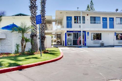 入口, Motel 6 Bakersfield, CA - South in 韋博歐查德 入口, Motel 6 Bakersfield, CA - South in 韋博歐查德