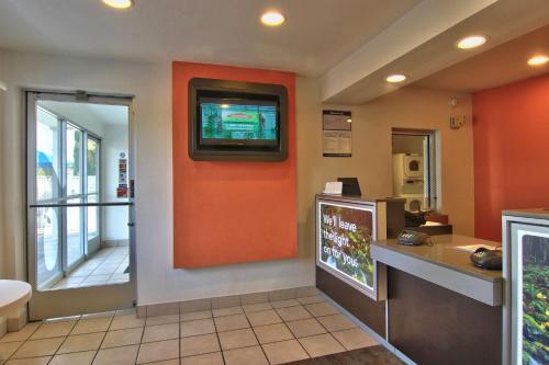 Előcsarnok, Motel 6 Woodland, CA - Sacramento Airport in Woodland Előcsarnok, Motel 6 Woodland, CA - Sacramento Airport in Woodland
