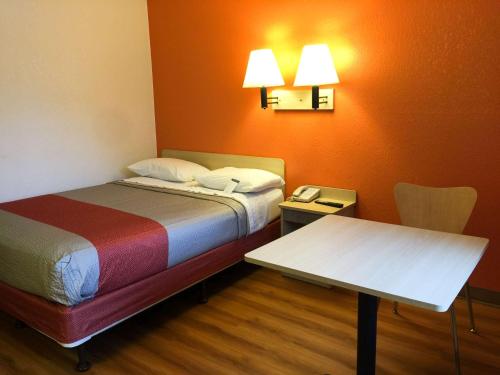 在meiguo.com看到的Motel 6 Minneapolis North - Roseville的介绍图片