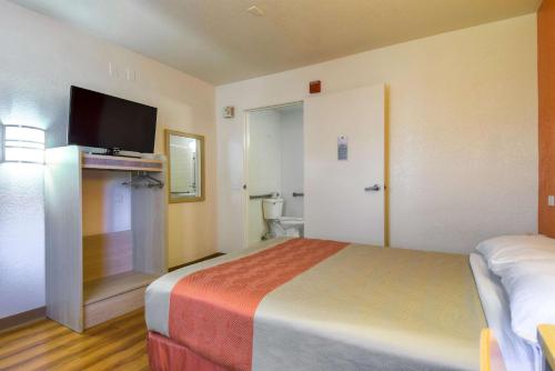 Guestroom, Motel 6-San Dimas, CA - Los Angeles in San Dimas (CA) Guestroom, Motel 6-San Dimas, CA - Los Angeles in San Dimas (CA)