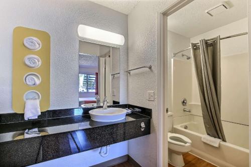 浴室, Motel 6 Pleasanton, CA in 普萊森頓 (CA) 浴室, Motel 6 Pleasanton, CA in 普萊森頓 (CA)