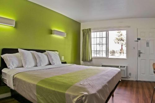 在meiguo.com看到的Motel 6 Visalia的介绍图片