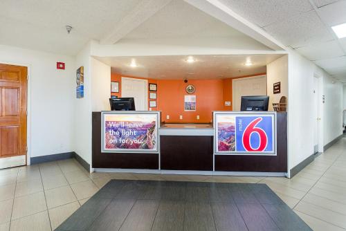 Előcsarnok, Motel 6 Williams, AZ - West - Grand Canyon in Williams (Arizona) Előcsarnok, Motel 6 Williams, AZ - West - Grand Canyon in Williams (Arizona)