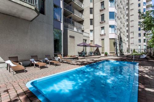 Úszómedence, Le Nouvel Hotel near Marie Reine Monde Katedrális Úszómedence, Le Nouvel Hotel near Marie Reine Monde Katedrális