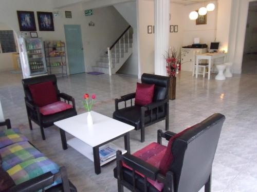 Albatross Guesthouse @ Thungwualaen Beach in Pathio Albatross Guesthouse @ Thungwualaen Beach in Pathio