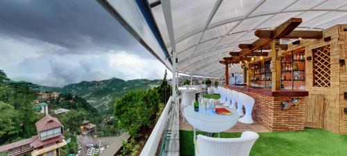 Varanda/terraço, Hotel Combermere in Shimla Varanda/terraço, Hotel Combermere in Shimla