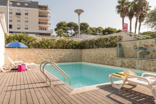 Swimming pool, Appart'City Classic Antibes in Antibes Swimming pool, Appart'City Classic Antibes in Antibes