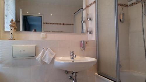 Bathroom, Pension am Tharandter Wald in Tharandt Bathroom, Pension am Tharandter Wald in Tharandt