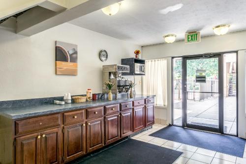 Előcsarnok, Americas Best Value Inn Edgewood in Edgewood (Maryland) Előcsarnok, Americas Best Value Inn Edgewood in Edgewood (Maryland)