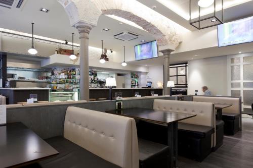 Bar/ Salón, Peninsular in Girona City Center Bar/ Salón, Peninsular in Girona City Center