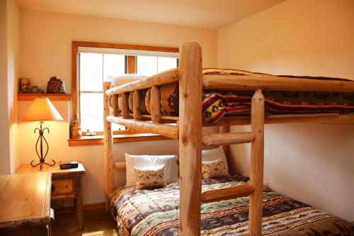 在meiguo.com看到的Los Pinos by Ski Village Resorts的介绍图片