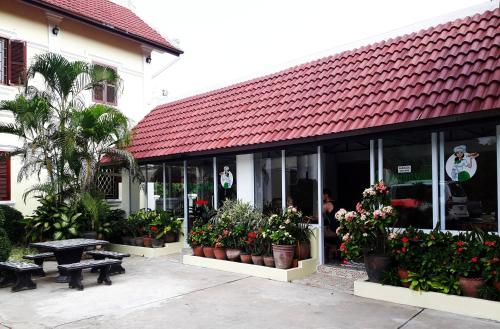 Exterior view, Phone Praseuth Guesthouse in Nam Khan River Exterior view, Phone Praseuth Guesthouse in Nam Khan River