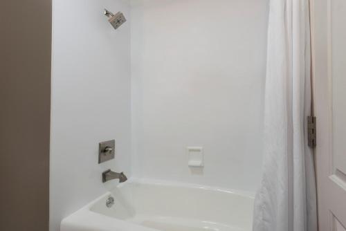 This photo about Hotel 1550 - SFO Airport West shared on HyHotel.com