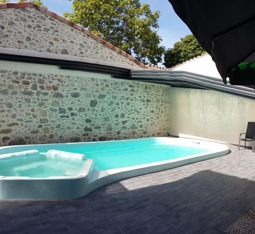 Úszómedence, Palais Cathare in Belesta Úszómedence, Palais Cathare in Belesta