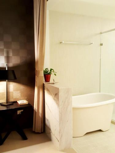 Kamar Mandi, Around The Tree Manor in Shitan Township Kamar Mandi, Around The Tree Manor in Shitan Township