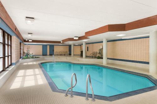Úszómedence, Travelodge by Wyndham Barrie in Barrie Úszómedence, Travelodge by Wyndham Barrie in Barrie