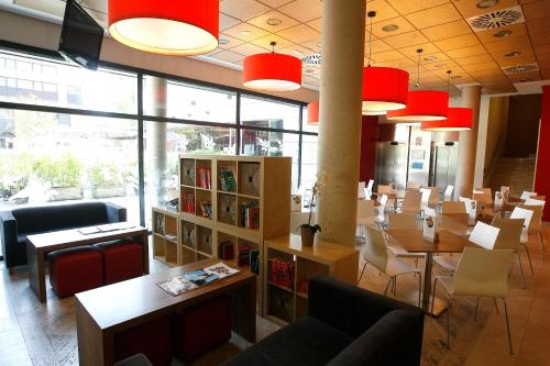 Restaurant, Hotel Travelodge Torrelaguna in Madrid Restaurant, Hotel Travelodge Torrelaguna in Madrid