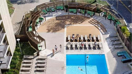 在meiguo.com看到的近查尔斯街豪华公寓的介绍图片