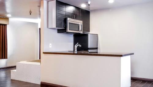 Kitchen, Redondo Pier Inn in Beach Cities Kitchen, Redondo Pier Inn in Beach Cities