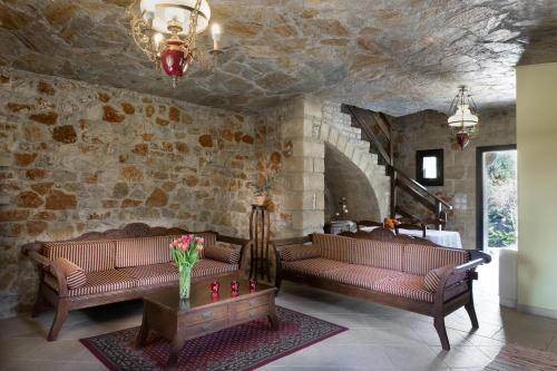 Instalaciones, Klymeni Traditional Homes in Mountainside Instalaciones, Klymeni Traditional Homes in Mountainside