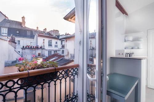 Kilátás, Hotel du Lys near Panthéon Kilátás, Hotel du Lys near Panthéon