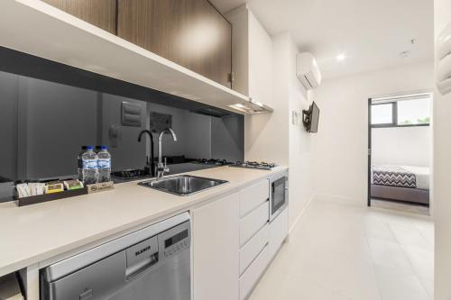 廚房, 白馬公寓酒店 (Whitehorse Apartments Hotel) in 博克斯希爾 廚房, 白馬公寓酒店 (Whitehorse Apartments Hotel) in 博克斯希爾