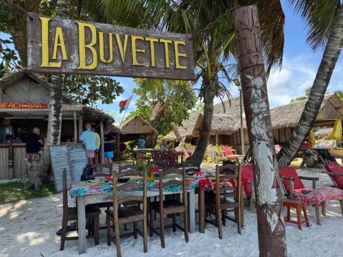 Ресторант, Les Lodges de La Buvette ÉCO LODGE RESTAURANT (Les Lodges de La Buvette ECO LODGE RESTAURANT) in Иле Сейнт Мари Ресторант, Les Lodges de La Buvette ÉCO LODGE RESTAURANT (Les Lodges de La Buvette ECO LODGE RESTAURANT) in Иле Сейнт Мари
